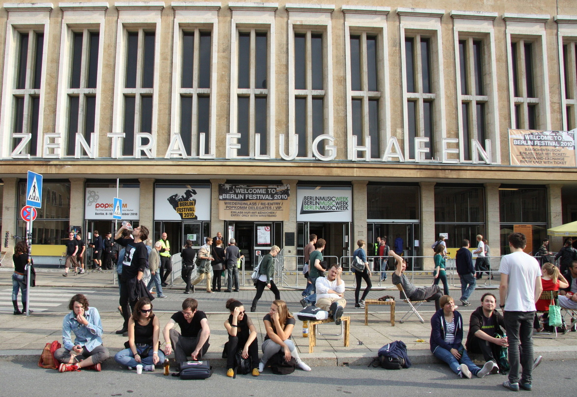 Da war der Andrang noch überschaubar: Der Tempelhof-Eingang am Nachmittag des 10. September
