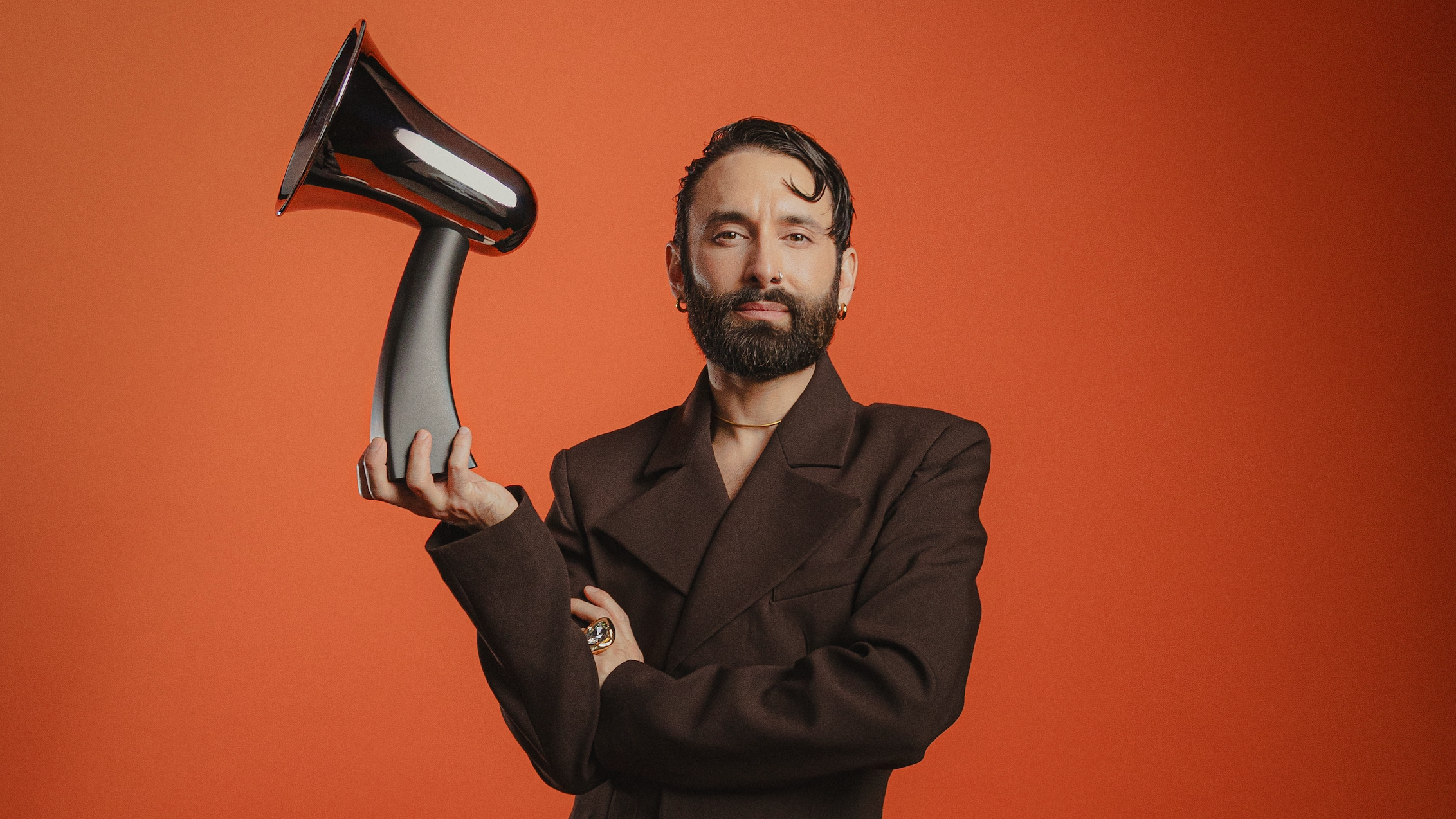 Da ist das Ding: Tom Neuwirth alias Conchita Wurst präsentiert die neu gestaltete Amadeus-Trophäe.