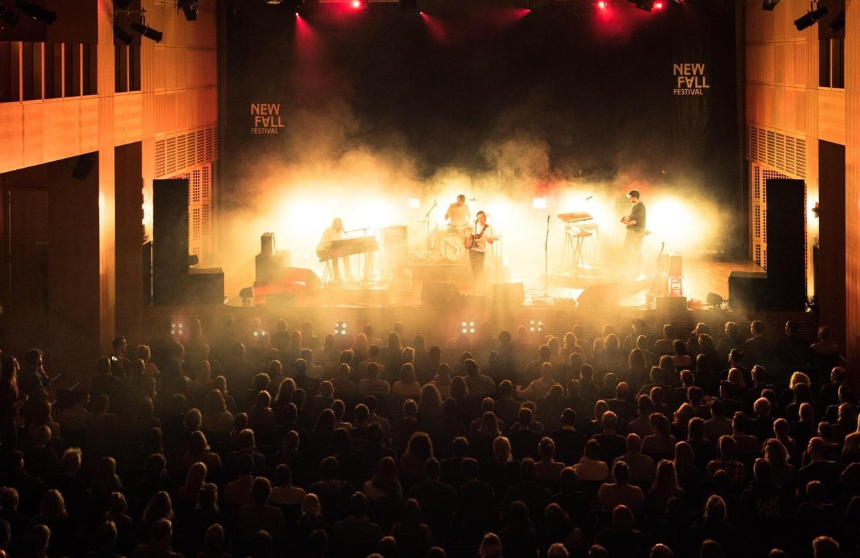 Stimmungsvolles Ambiente: der Robert-Schumann-Saal in Düsseldorf beim Auftritt der Band Die Höchste Eisenbahn beim New Fall Festival 2017