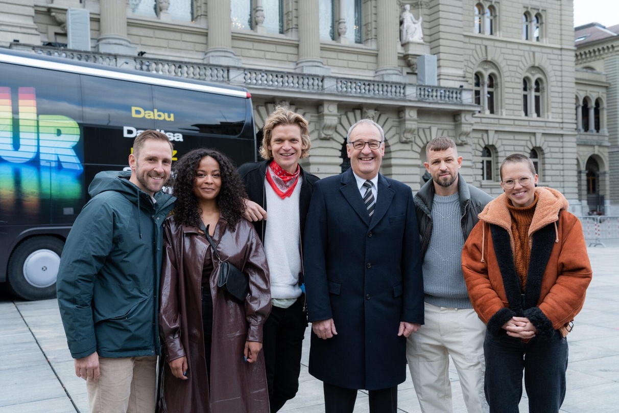 Wollen über Impfungen aufklären (von links): Kunz, Danitsa, Dabu, Bundespräsident Guy Parmelin, Stress und Stefanie Heinzmann