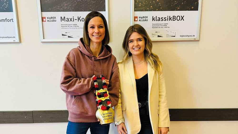 Bei der Übergabe: Christina Stürmer (links) und Lena Angerer (bigBox Allgäu).