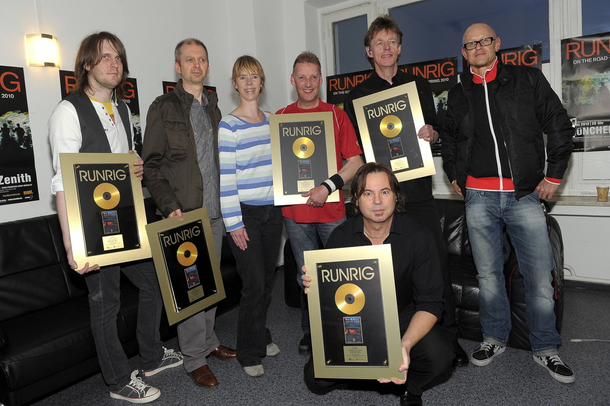 Bei der Gold-Verleihung (v.l.n.r.): Brian Hurren, Malcolm Jones (beide Runrig), Christel Knorrn (Senior Product Manager Ariola), Iain Bayne, Rory MacDonald (beide Runrig) und Peter Höpfl (...