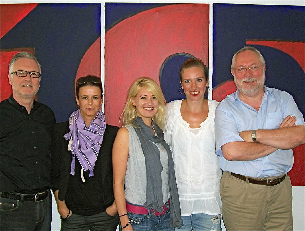 Besiegelten die neue Partnerschaft (v.l.n.r.): Roman Rybnikar (105 Music), Eva Maria Thiessen (Karsten Jahnke Konzertdirektion), Ulita Knaus, Adriana Schulz und Heinz Canibol (beide 105 Mu...