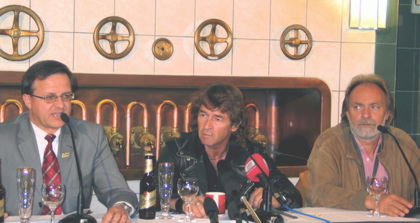 Skepsis in der Brauerei (v.l.n.r.): Frank Siegmund (Wernesgrüner), Maffay, Tourveranstalter Bernd Hölcke