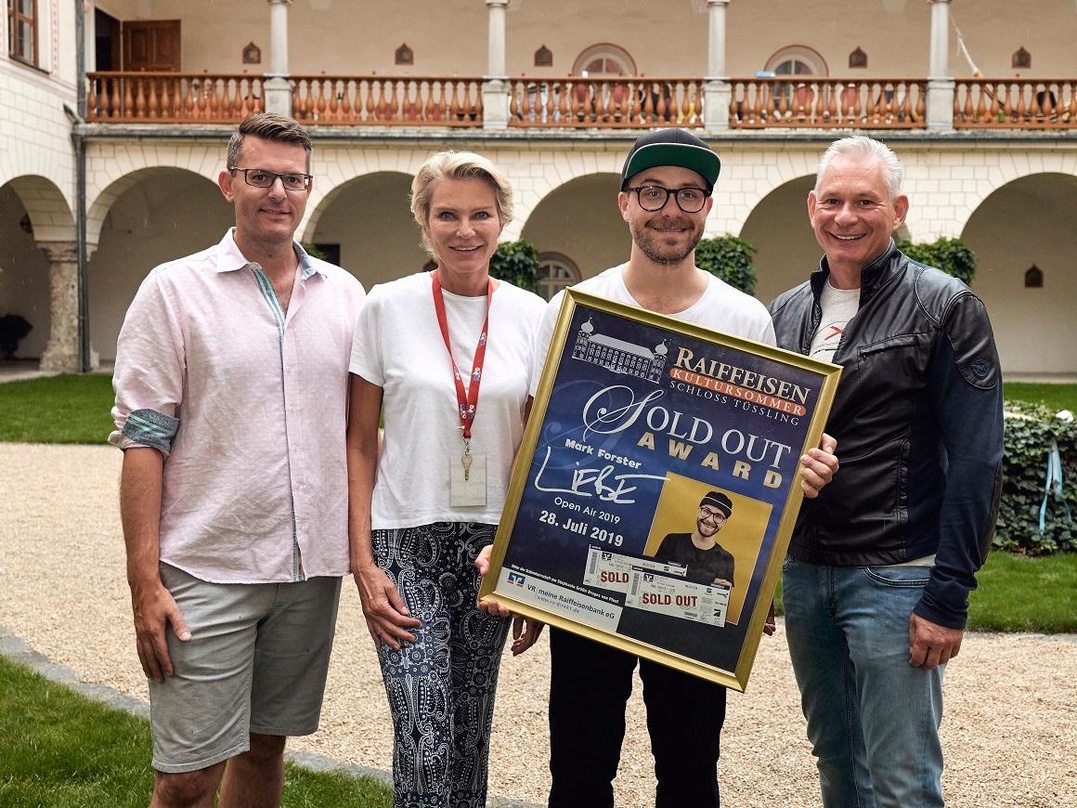 Solche Bilder soll es auch 2020 wieder geben: COFO-Geschäftsführer Oliver Forster, Schirmherrin Stephanie Gräfin Bruges von Pfuel, Mark Forster und Hauptsponsor Wolfgang Altmüller 2019 bei...