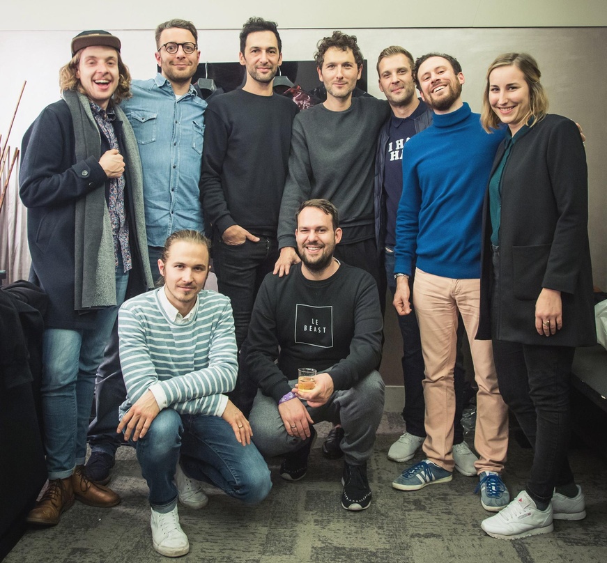 Bei der Vertragsunterzeichnung (von Iinks): Carlo Luis Ruben Schenk (Booking Landstreicher Booking), Clotaire Buche (Junzi Arts), Olivier Coursier, Simon Buret (beide Aaron), Volker Mietke...