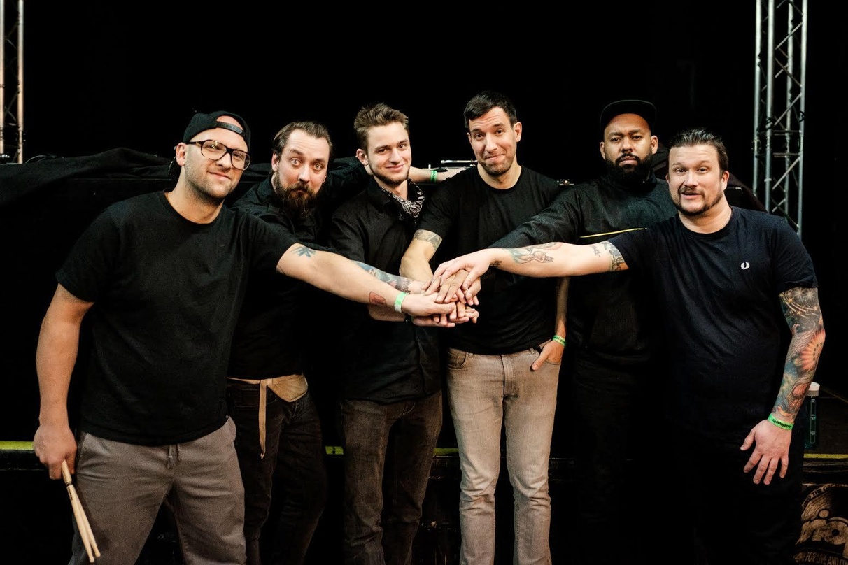 Besiegelten die Partnerschaft (von links): Fabian Füss, Michael Kokus (beide GWLT), Adrian Hillekamp (Motor Songs), Christoph Zehetleitner, David Mayonga und Florian Gudzent (alle GWLT)
