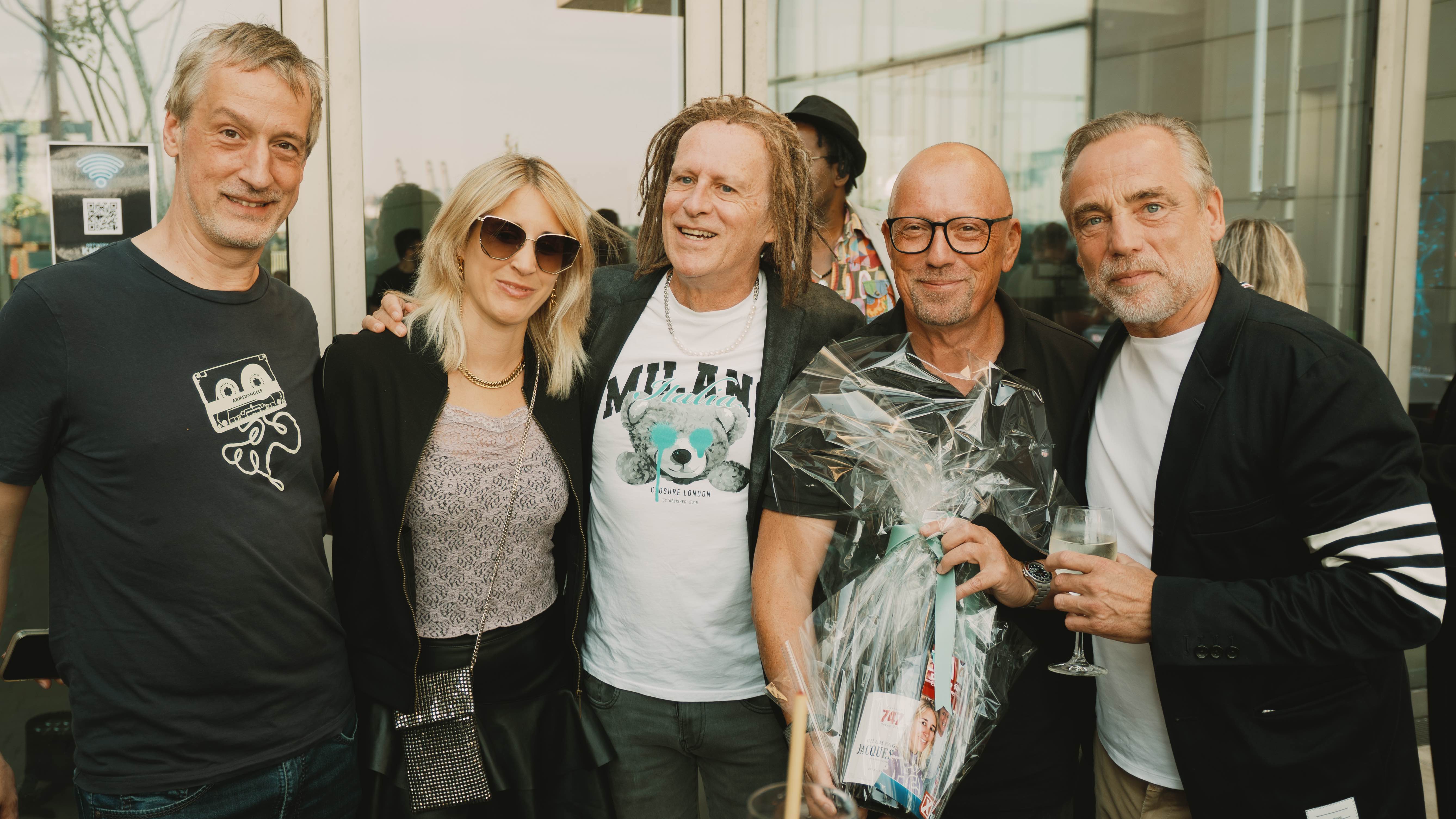 Arbeiten bereits lange Jahre zusammen (von links) Hartmut Wessling, Sabrina Wolf und Mike Rötgens (alle Xtreme Sound, Xtreme Artists) mit Michael Pohl und Jens Thele (beide Kontor New Media).