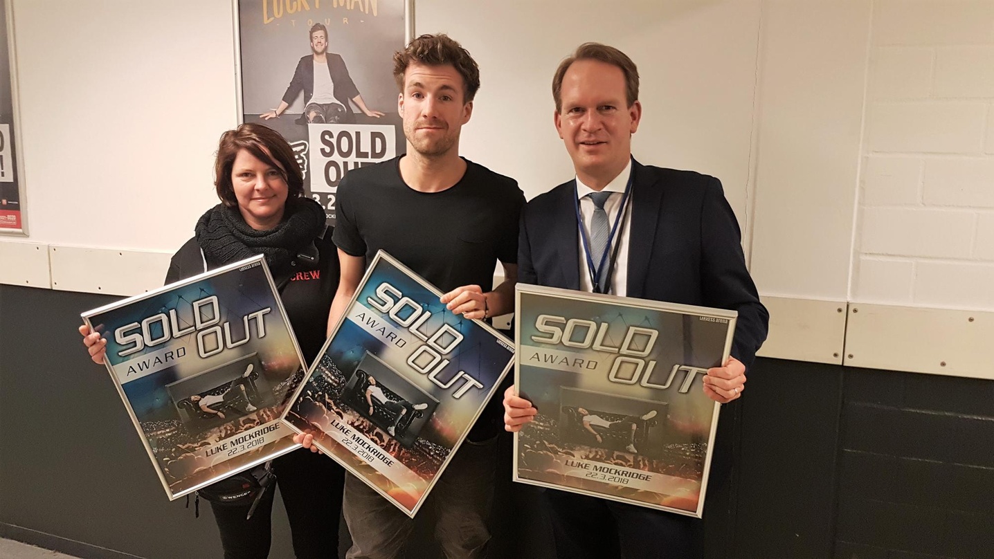 Bei der Verleihung (von links): Stefanie Bairlein (MTS Live), Luke Mockridge und Stefan Löcher