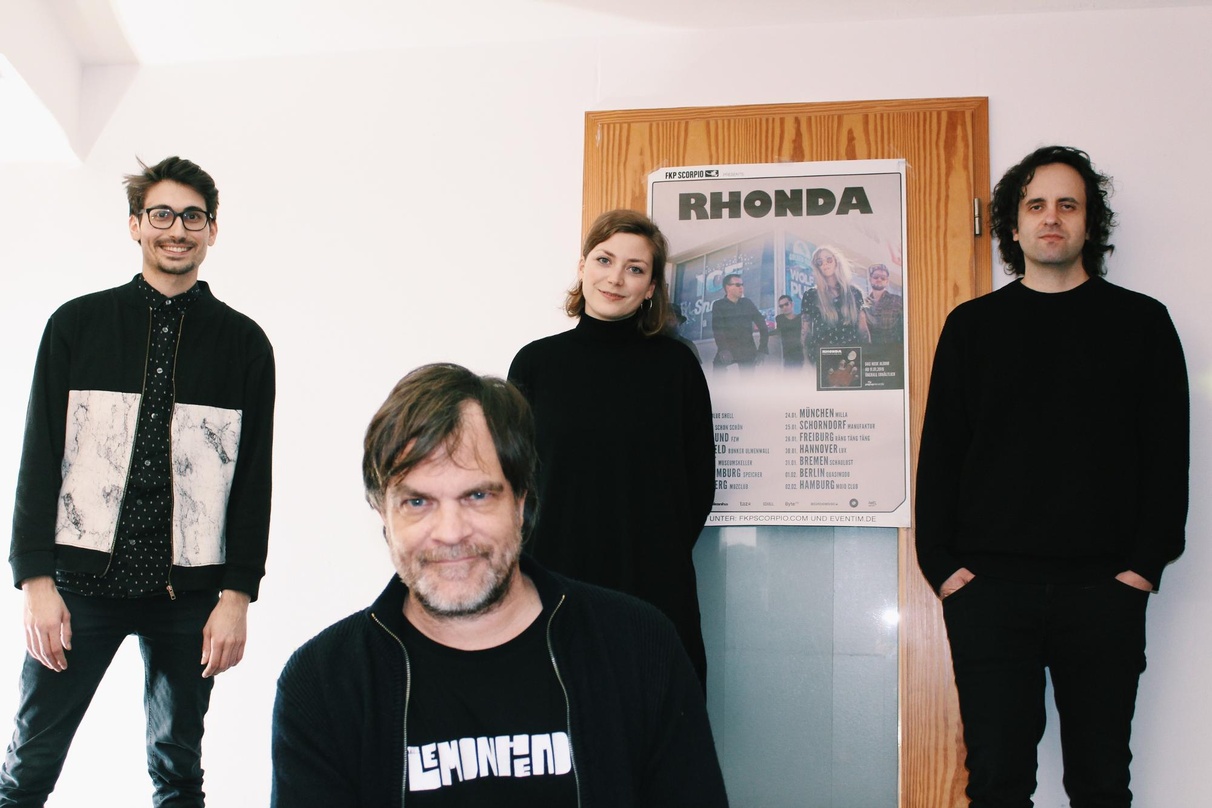 Begrüßen Robert Heitmann im Team von popup-records (von links): Quirin Fischer (Head of PR,Marketing and Label Services), Jan Köpke (Geschäftsführer), Ina Neumayr (PR-Managerin Radio,TV), ...