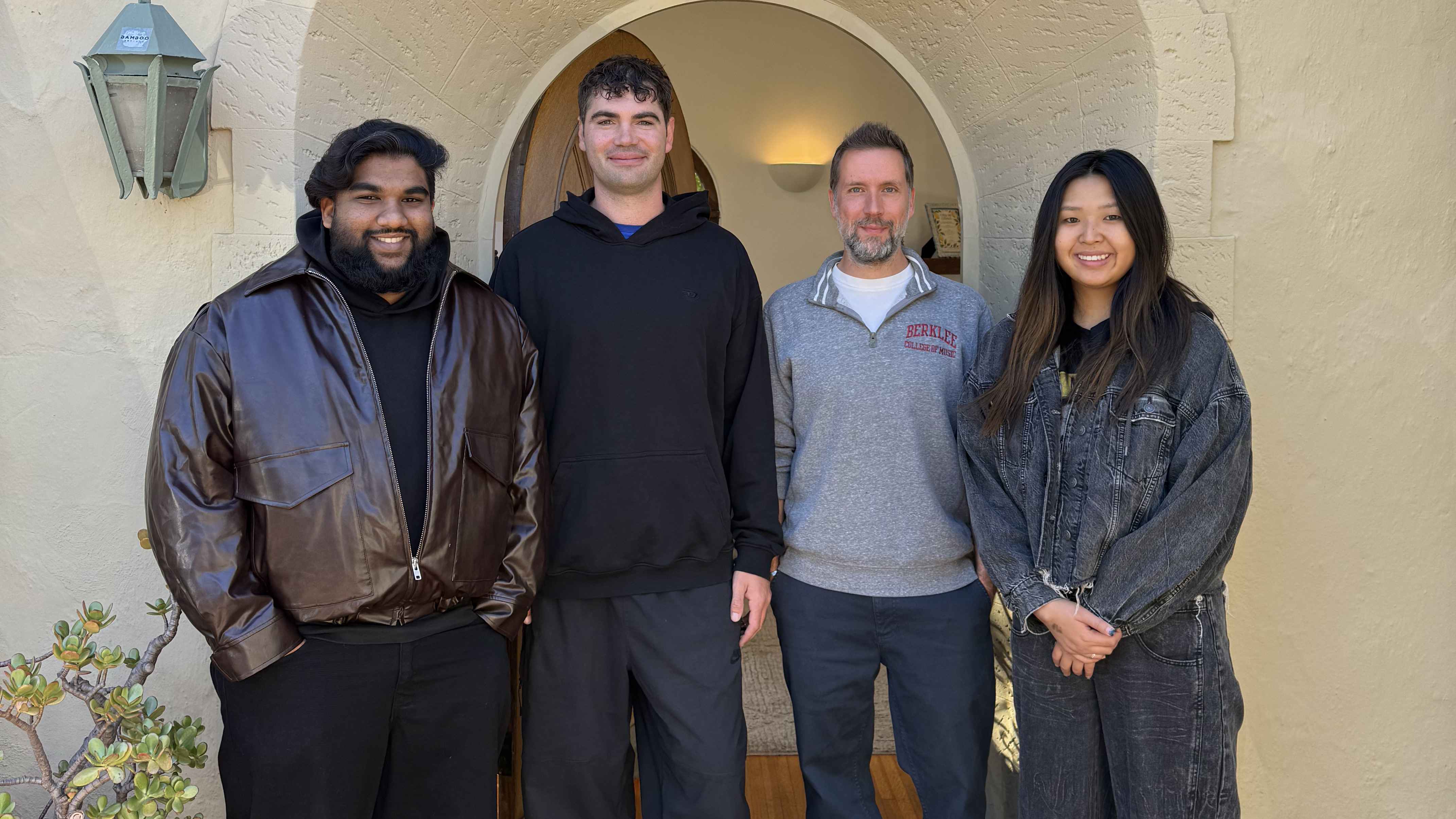 Kamen in Übersee für ein Foto zusammen (von links): Rehan Manickam, Leander Kirschner, Nils Gums und Christina Chung.
