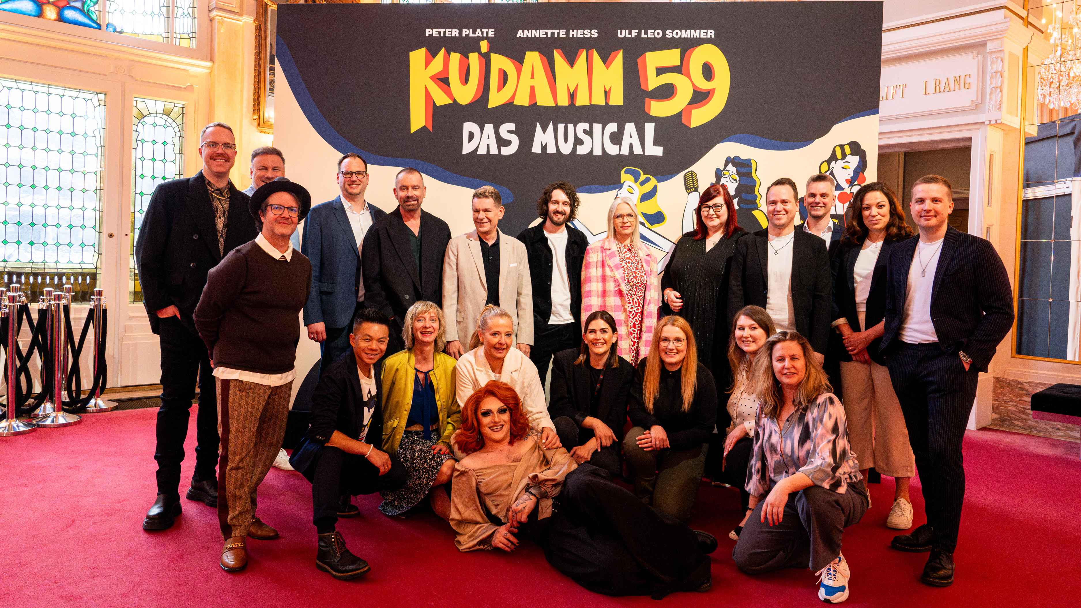 529d5933 530a 48f1 93ea 237a6df69a10 Bei der Premiere (von links): Dustin Peters (Artistic Director), Christoph Drewitz (Regie), Rocco Wolff (Vice President Marketing Recordings BMG), Ulf Leo Sommer, Peter Plate (beide: Musik...