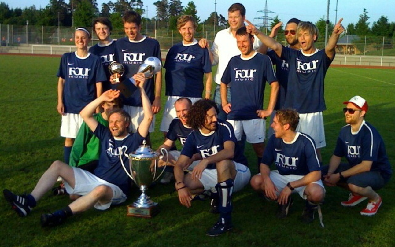 Am Ende behielten die Künstler und Mitarbeiter des Gastgebers die Oberhand: Im Finale des Sony Music Soccer Cup in Grasbrunn bei München setzte sich Independiente Berlin mit den Sony-Künst...