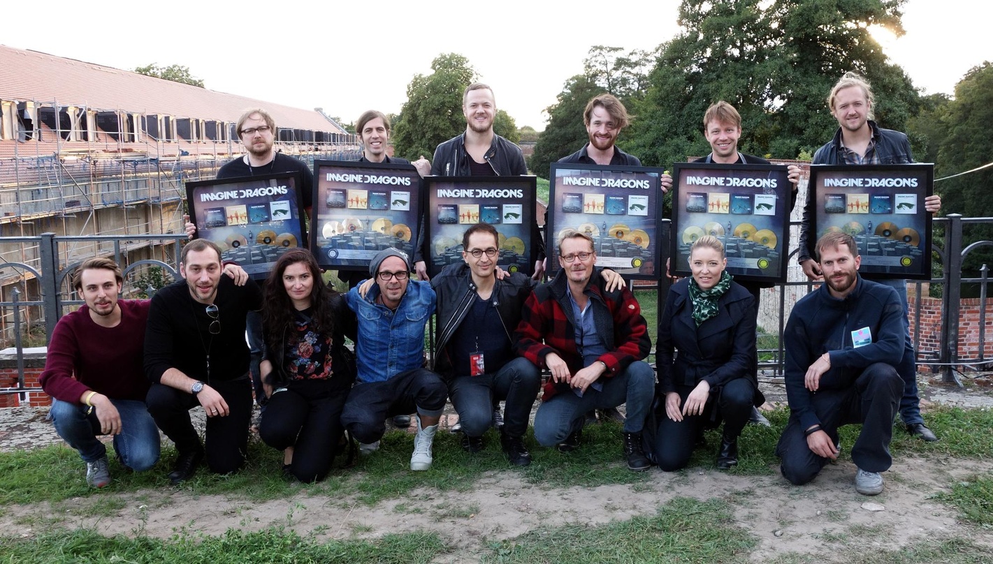 Bei der Gold-Verleihung: die Band Imagine Dragons mit ihren Teams von Universal Music International und Marek Lieberberg