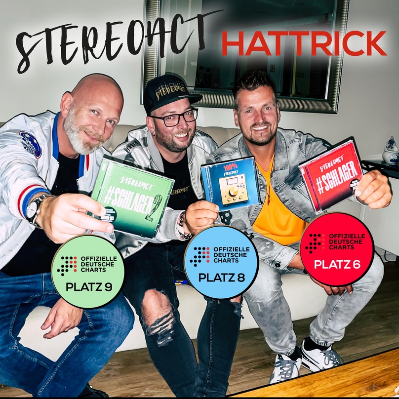 Feiern die Chart-Erfolge (von links): Ike Müller (Stereoact Management, 13th Sounds) mit Sebastian Seidel und Rico Einenkel (Stereoact)