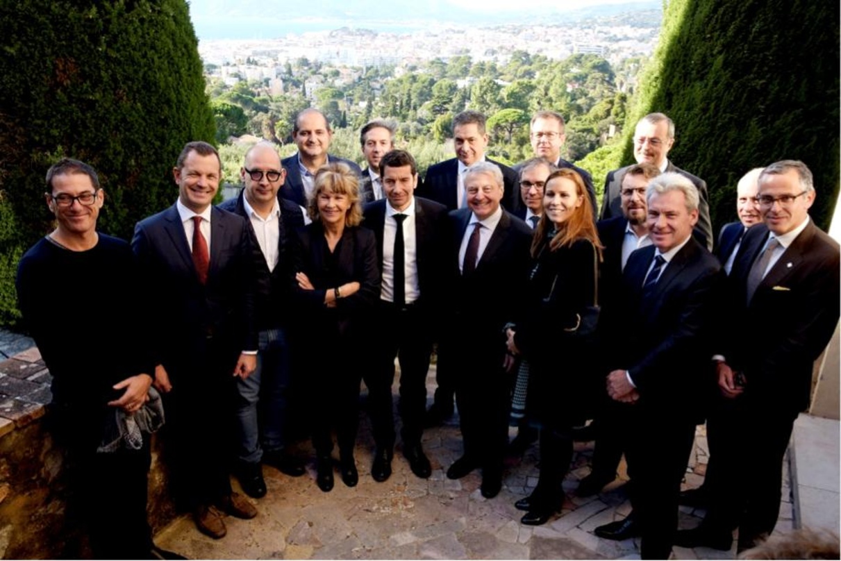 Glänzende Aussichten: Bürgermeister David Lisnard (vorn, 5. von links) und Reed-Midem-CEO Paul Zilk (vorn, 6. von links) mit ihren Teams und den Betreibern des Messezentrums Palais des Fes...