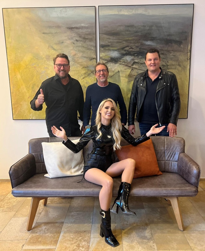 Vertragsverlängerung perfekt: Melissa Naschenweng (vorn) mit (hinten, von links) Dietmar Lienbacher und Peter Schilling von Sony Music Austria und ihrem Manager Norbert Lambauer