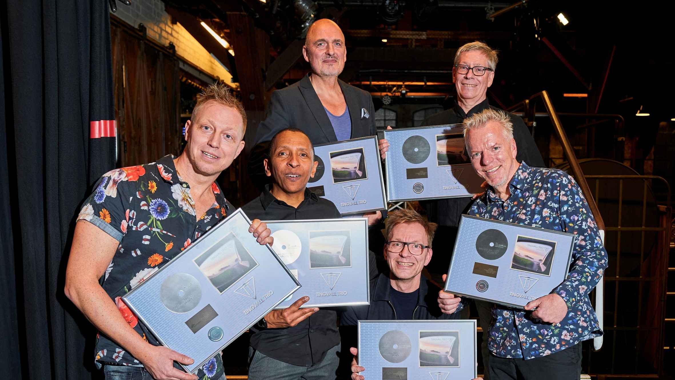 Freuten sich im Dezember über Gold und Platin (oben, von links): Patrick Hespeler (Grafiker/Illustrator) und Bernd Skippe (Geschäftsführer Skip Records) sowie (unten, von links) Martin Tin...