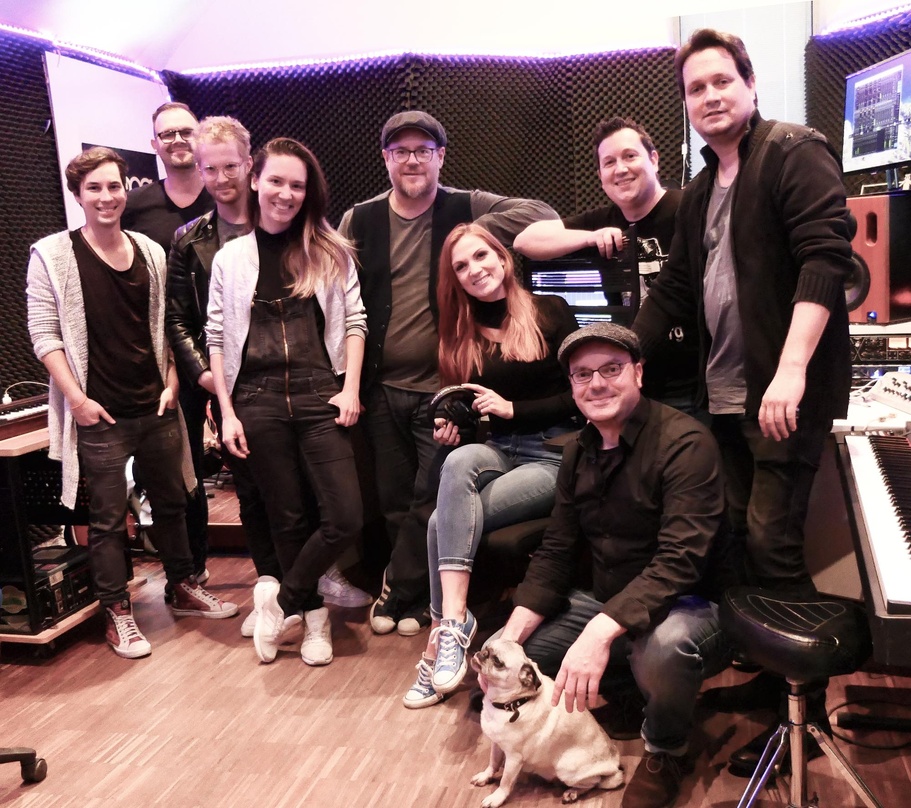 Trafen sich beim Songwriting-Camp (von links): Pat Kronenberger, Thorsten Ziercke (Management Anni Perka), Paul Falk, Linda Stark, Jan Kalt, Anni Perka, Michael Menges, Daniel Bissdorf und...