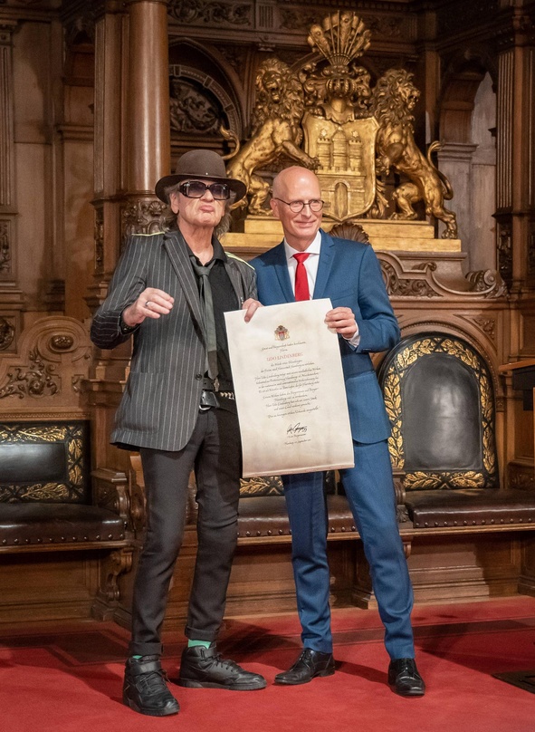 Bei der Verleihung: Udo Lindenberg (links) und Hamburgs Erster Bürgermeister Peter Tschentscher