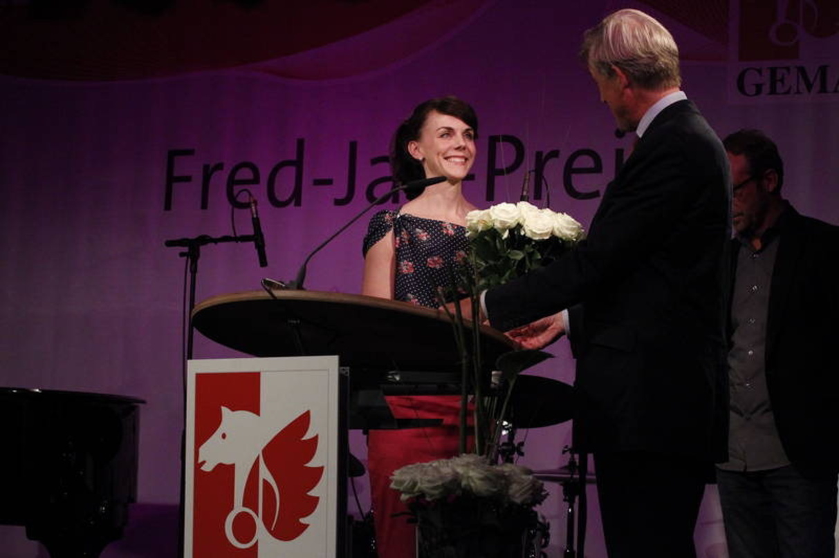Weiße Rosen und 15.000 Euro für die Preisträgerin: Anna Depenbusch und Harald Heker