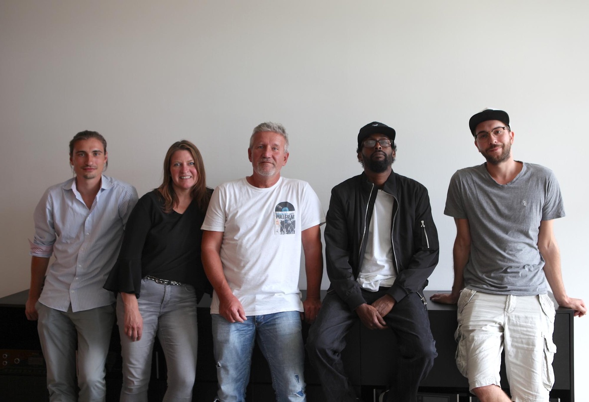 Freuen sich über den Deal (von links): Thorsten Görner (KNM), Sonja Osbild und Stefan Kleist (Edel), Afrob sowie Henning Rehbein (KNM)