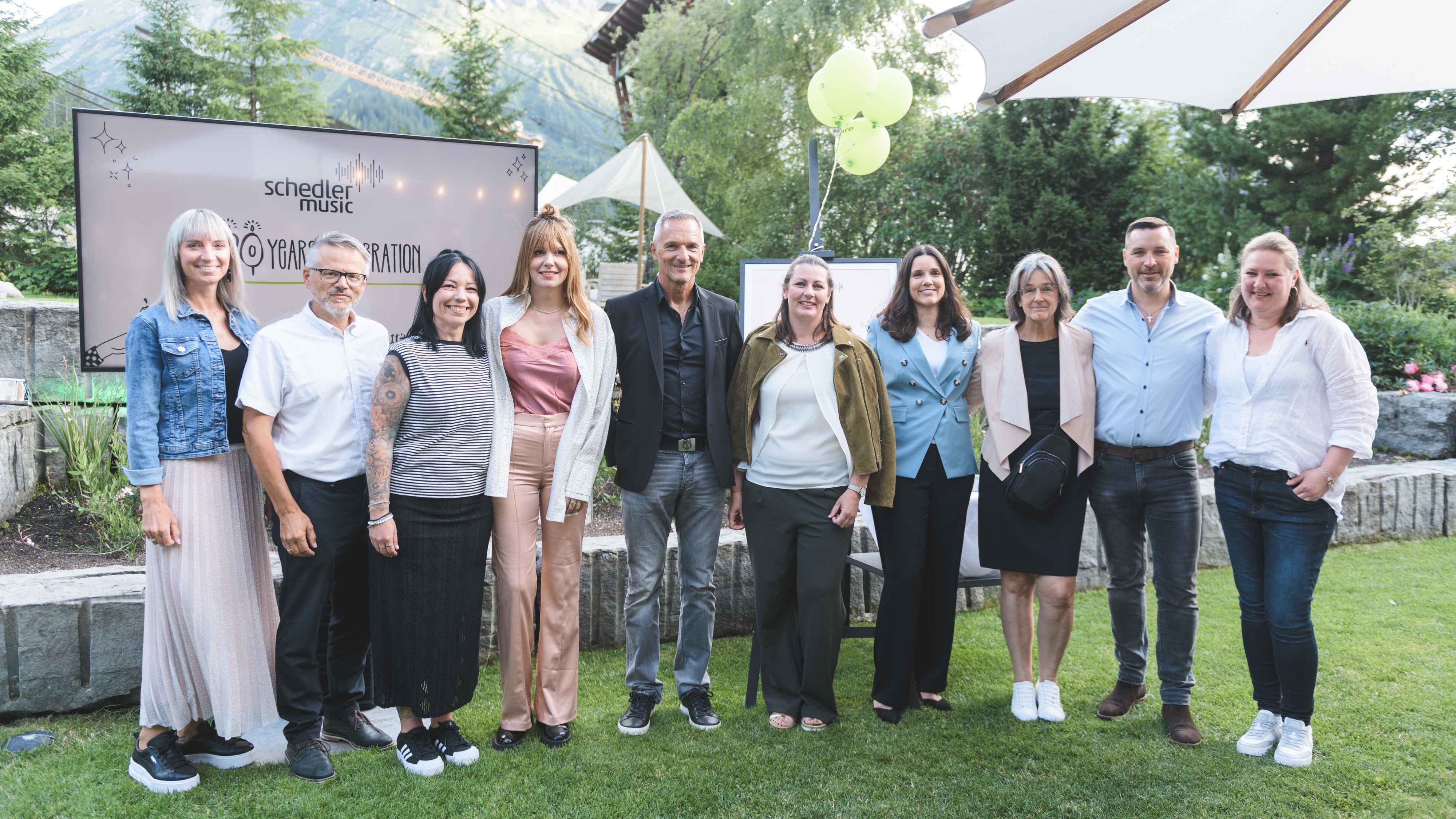 Bei der Jubiläumsfeier in Tirol (von links): Arno Weger (Royalty Service), Miriam Dannenberg (Head of Copyright), Maria Uthmann (A&R / Creative Managerin), Rudi Schedler (Managing Director...