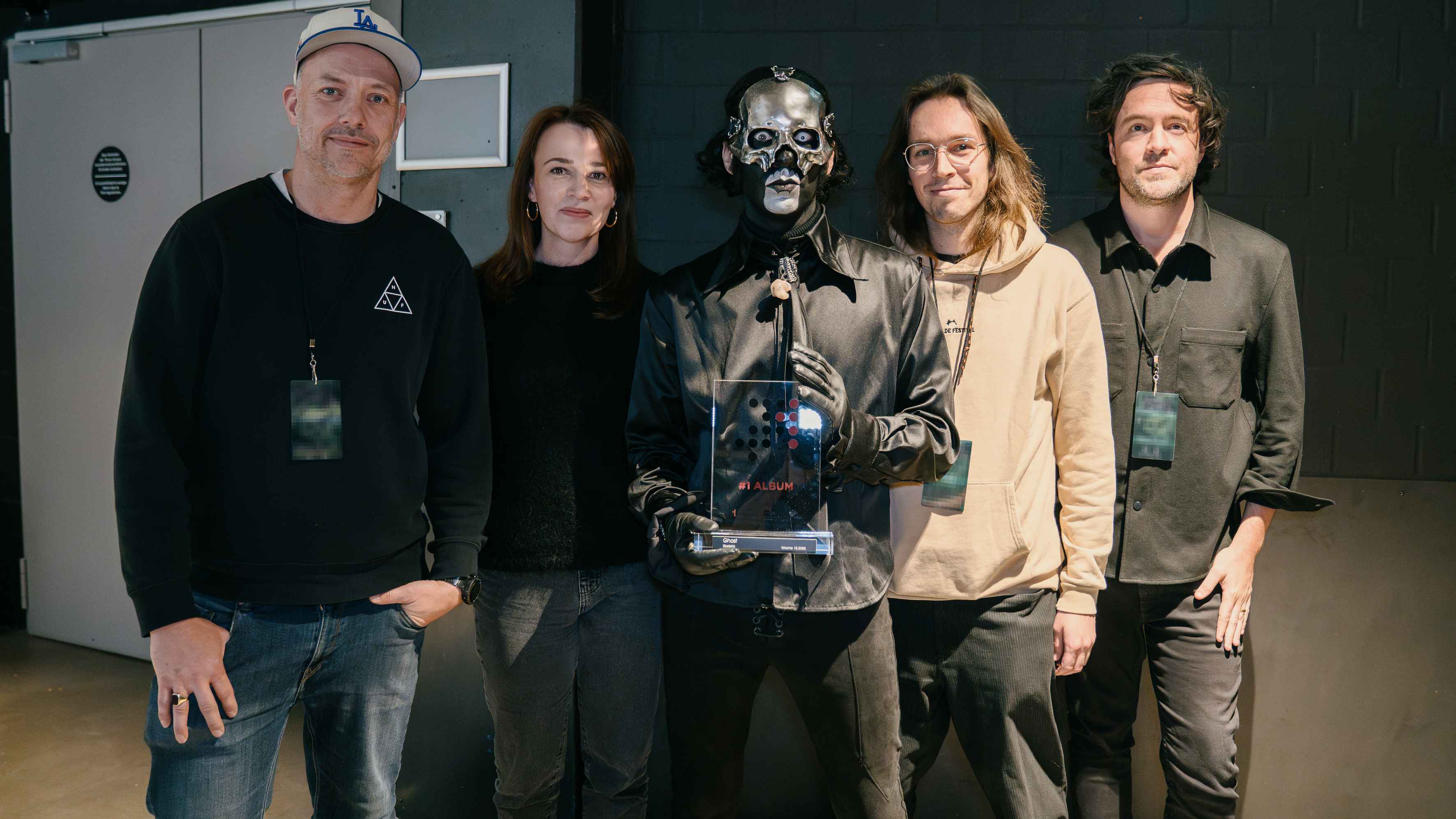 Bei der Preisverleihung (von links): Peter Klapproth (Head of PR Agentur), Pia Dünnebier (Label Manager Concord Label Group), Papa V Perpetua (Ghost), Manuel Berger (Head of PR Agentur) un...