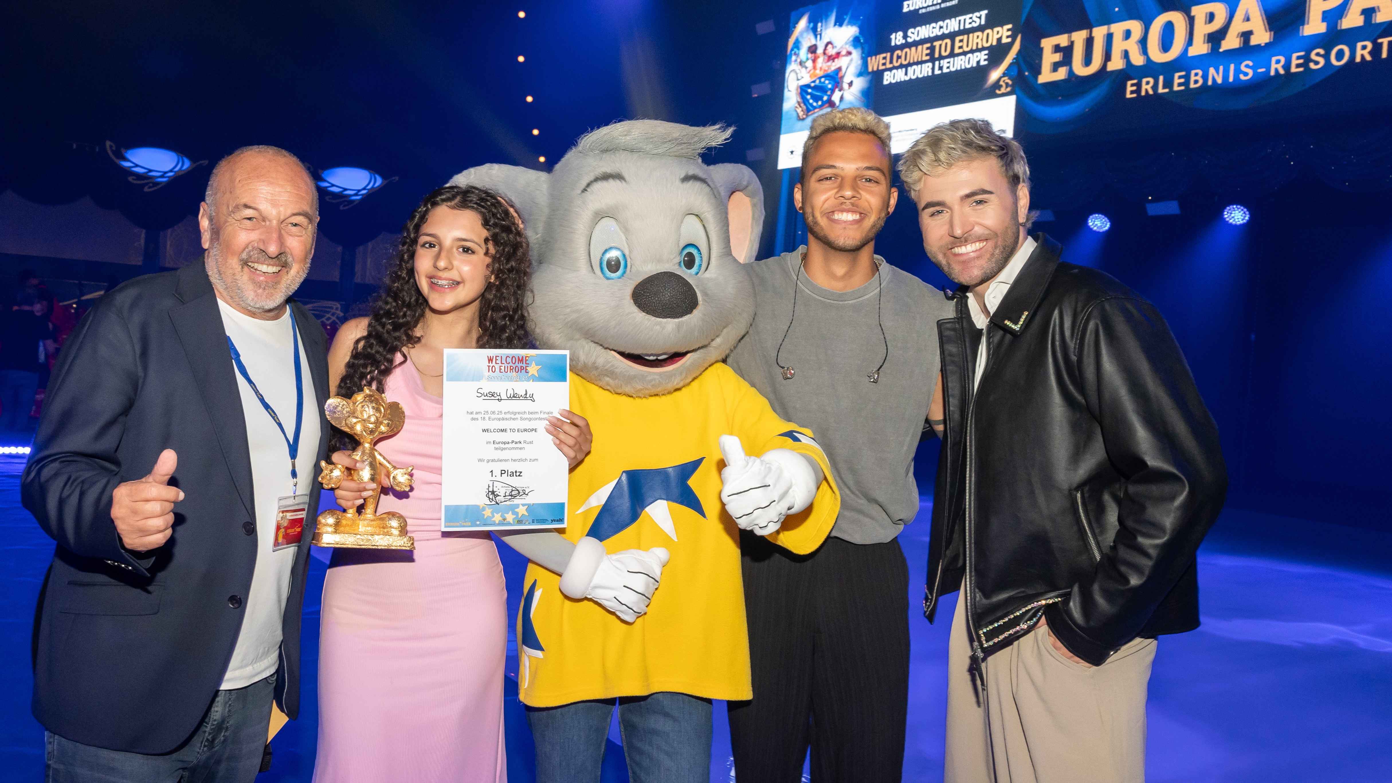 Auf der Bühne der Award-Show (von links): Hans Derer (CEO 7us Media Group), Gewinnerin Susey Wendy, Ed Euromaus, Special Act Malik Harris und Daniel Johnson (Moderation).