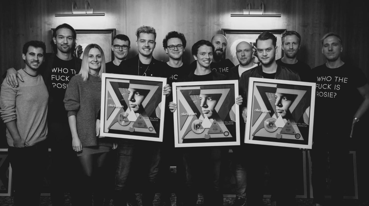Bei der Preisverleihung (von links): Benjamin Budde (Budde Music), Manuel "Mantu" Overbeck (Guesstimate), Aischa Fingerhuth (B1), Vincent Patermann (Guesstimate), Gregor Sahm (Younotus), G...