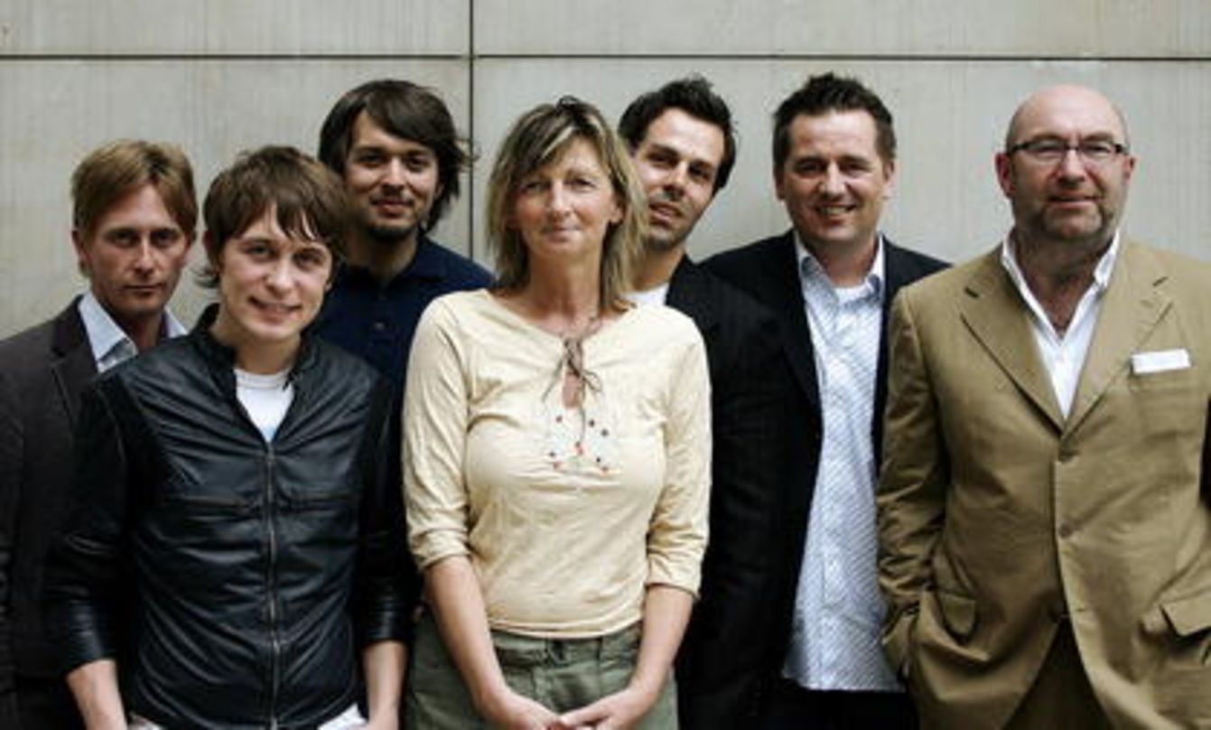 Freuen sich auf die Zusammenarbeit (v.l.n.r.): Manager Jonathan Wild, Mark Owen, Zafer Isler (Presse PR & Special Projects), Gaby Mularcyk (Radio PR) und Daniel Schmidt (Director A&R) sowi...