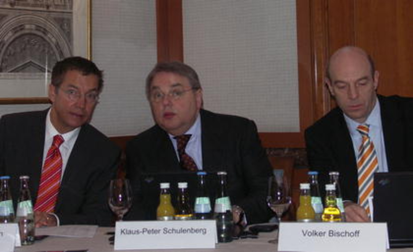 Stellten Zahlen vor: Schulenberg (M.) und Bischoff mit Hermann Zimmermann (Agentur Engel und Zimmermann)