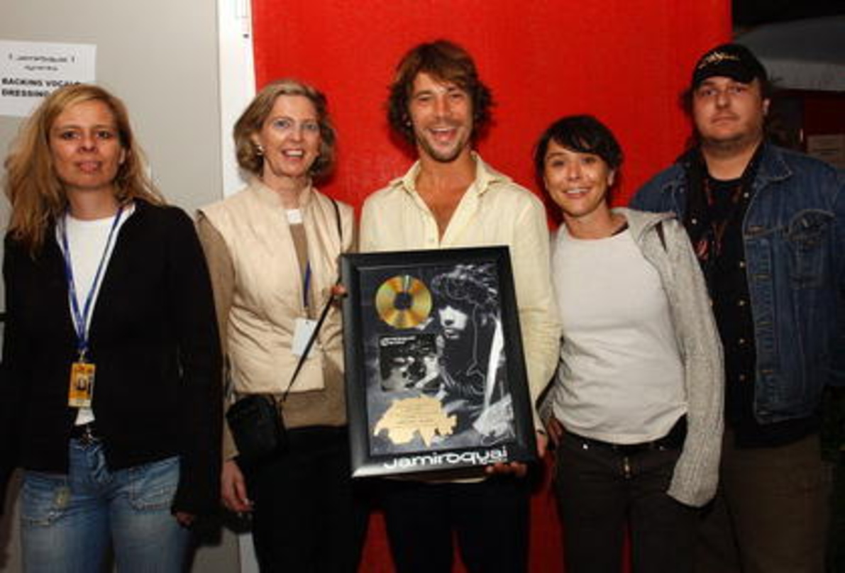 537ff19ed86c09ff1be3d59d49cd05354dfc4ad68dde1da2cf45ae98eccc4cd9 Feiern das Edelmetall: Sänger Jay Kay und sein Schweizer Sony-BMG-Team