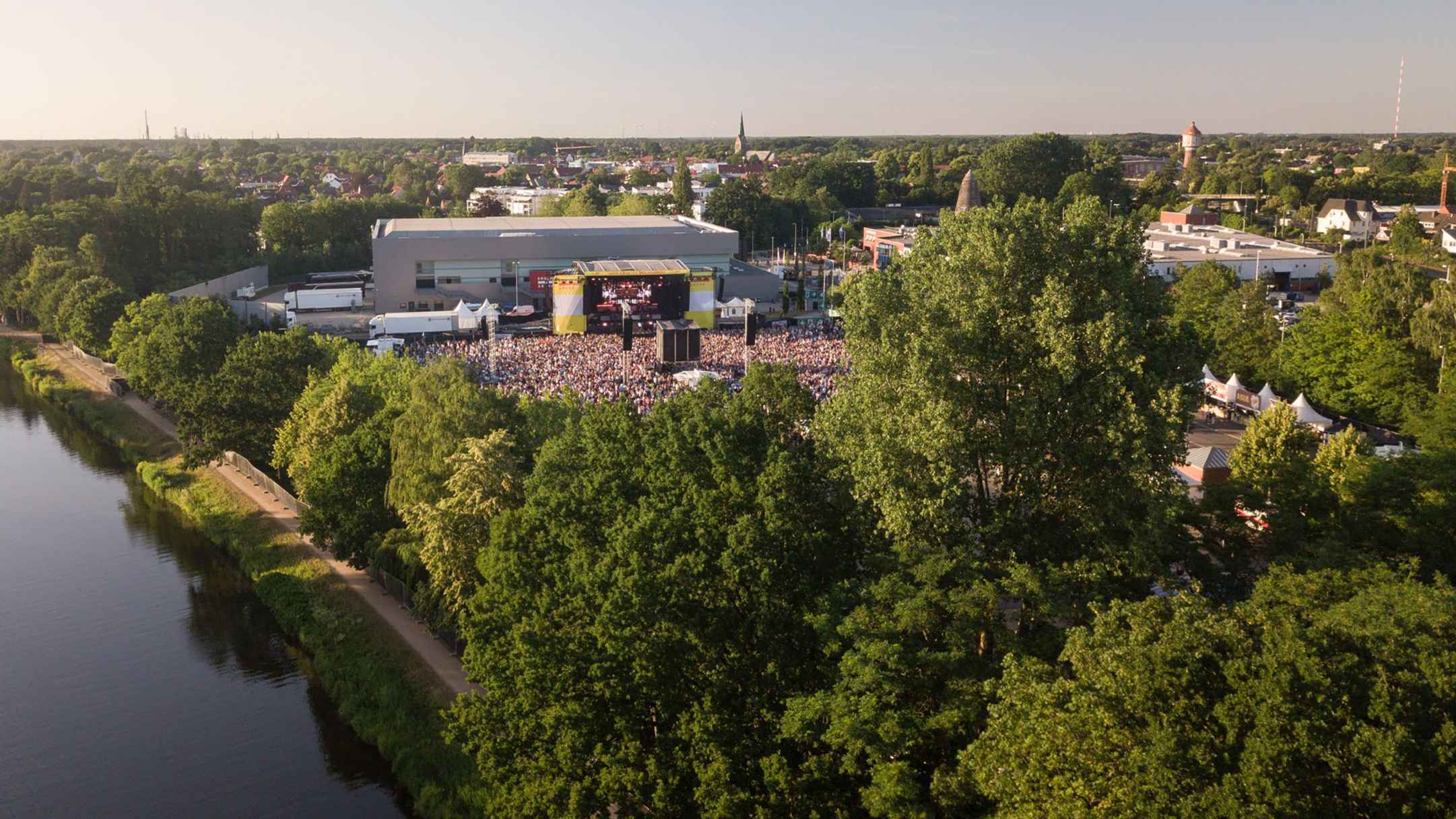Bietet auch Open-Air-Fläche: die Emslandarena in Lingen.