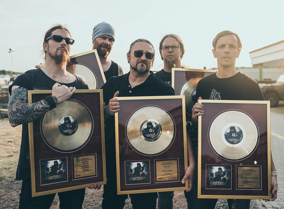 Nahmen beim Festival Masters Of Rock Gold entgegen: die Powerwolf-Musiker (von links) Matthew Greywolf, Roel van Helden, Attila Dorn, Charles Greywolf und Falk Maria Schlegel
