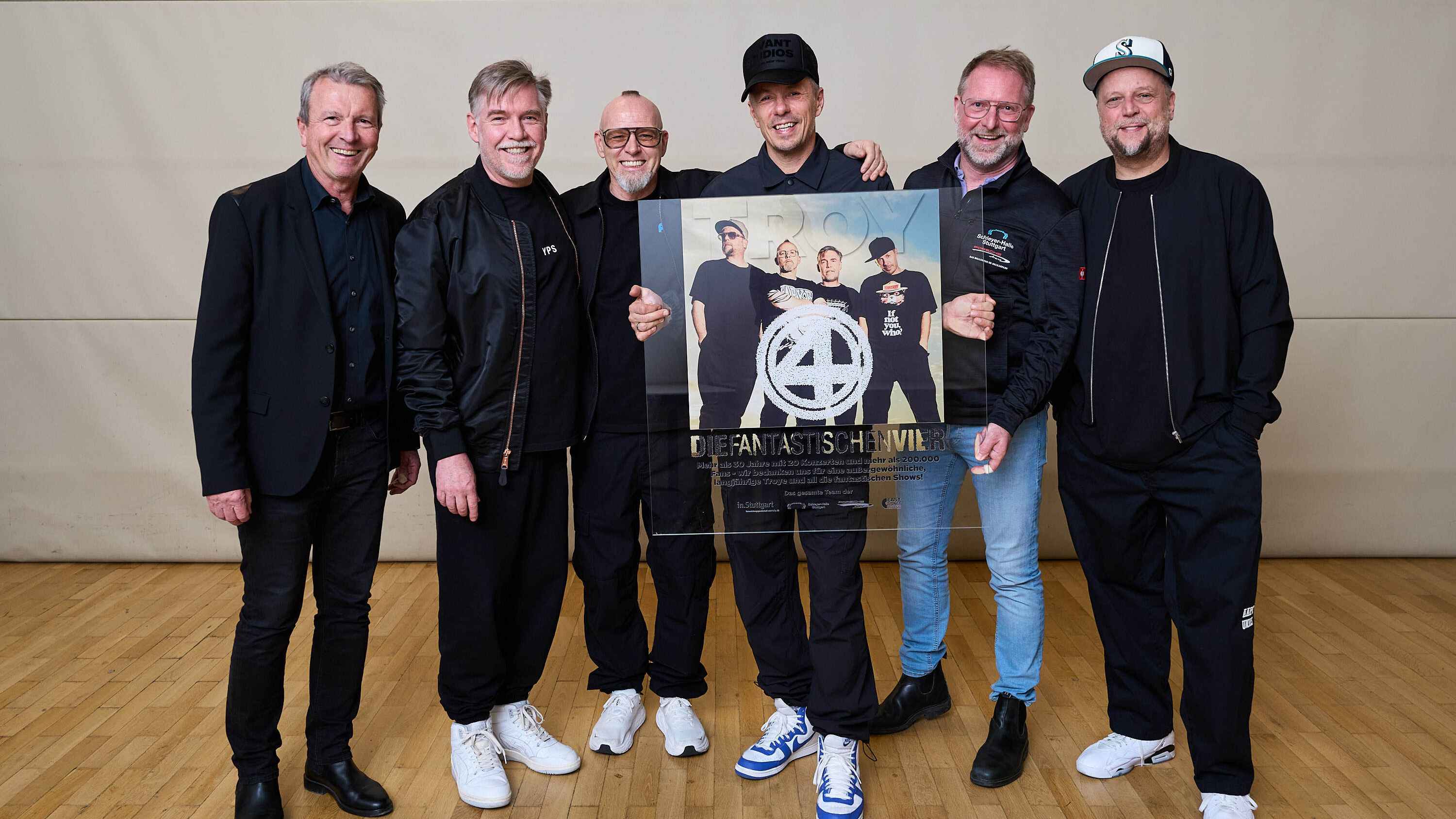 Bei der Übergabe (von links): Andreas Kroll (Geschäftsführer in.Stuttgart) und René Otterbein (Abteilungsleiter Hallenduo, 2. von rechts) mit den Fanta 4 bestehend aus Andreas "And. Ypsilo...