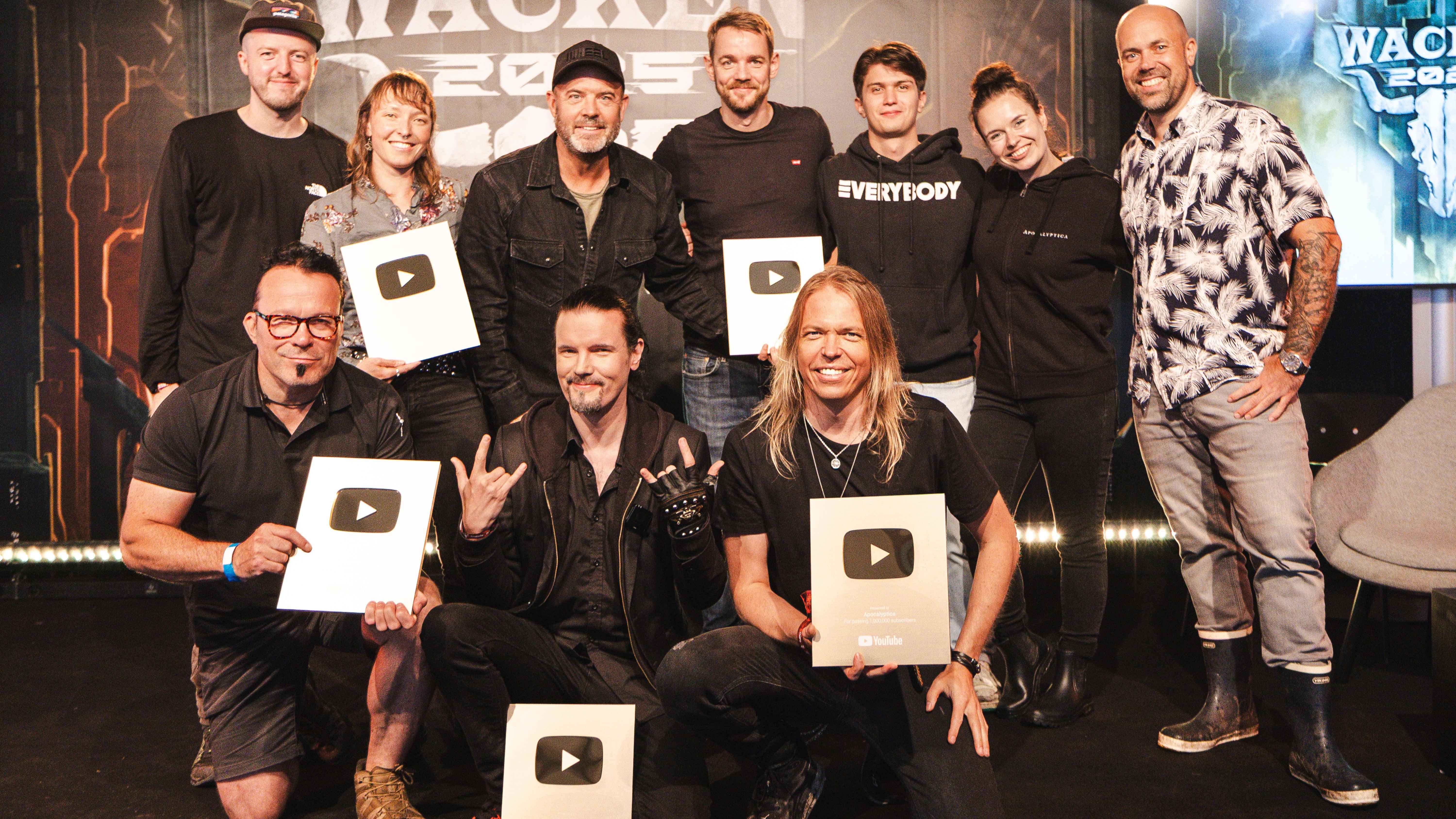 Mit den YouTube-Awards (von links): Aaron Tsangaris (Artist Management, Odyssey Music Network), Paavo Lötjönen (Band), Theresa Voppichler (Product Management), Ulysses Hüppauff (Founder & ...