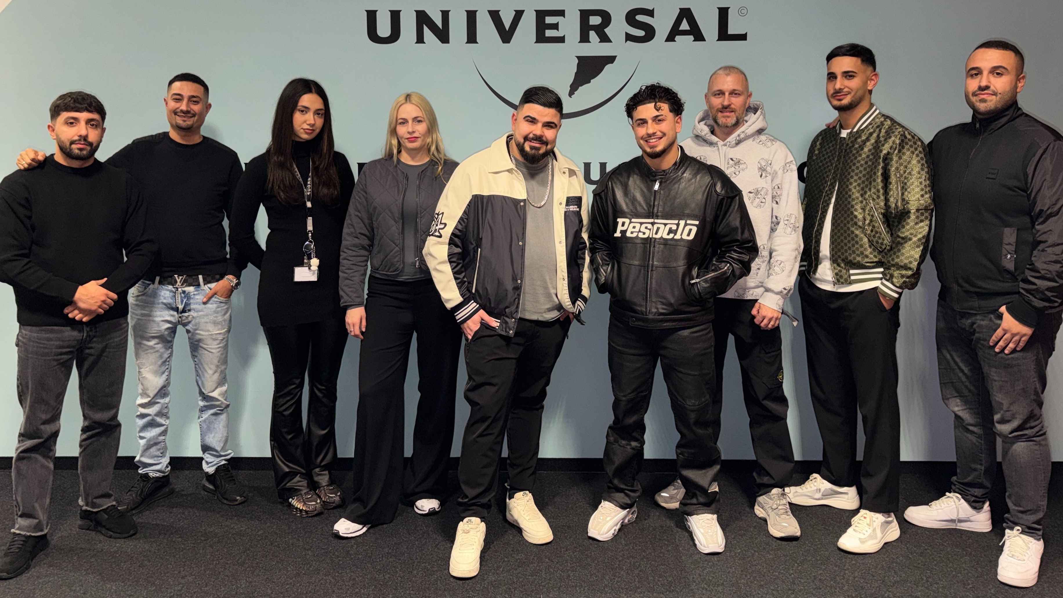 Machen gemeinsame Sache (von links): Sepehr Khalilipour (Projektmanager), Careem Alavi (Management), Zey C. (Projektmanagerin Chapter One), Anika Krahn (VP Marketing Chapter One), Bzet & E...