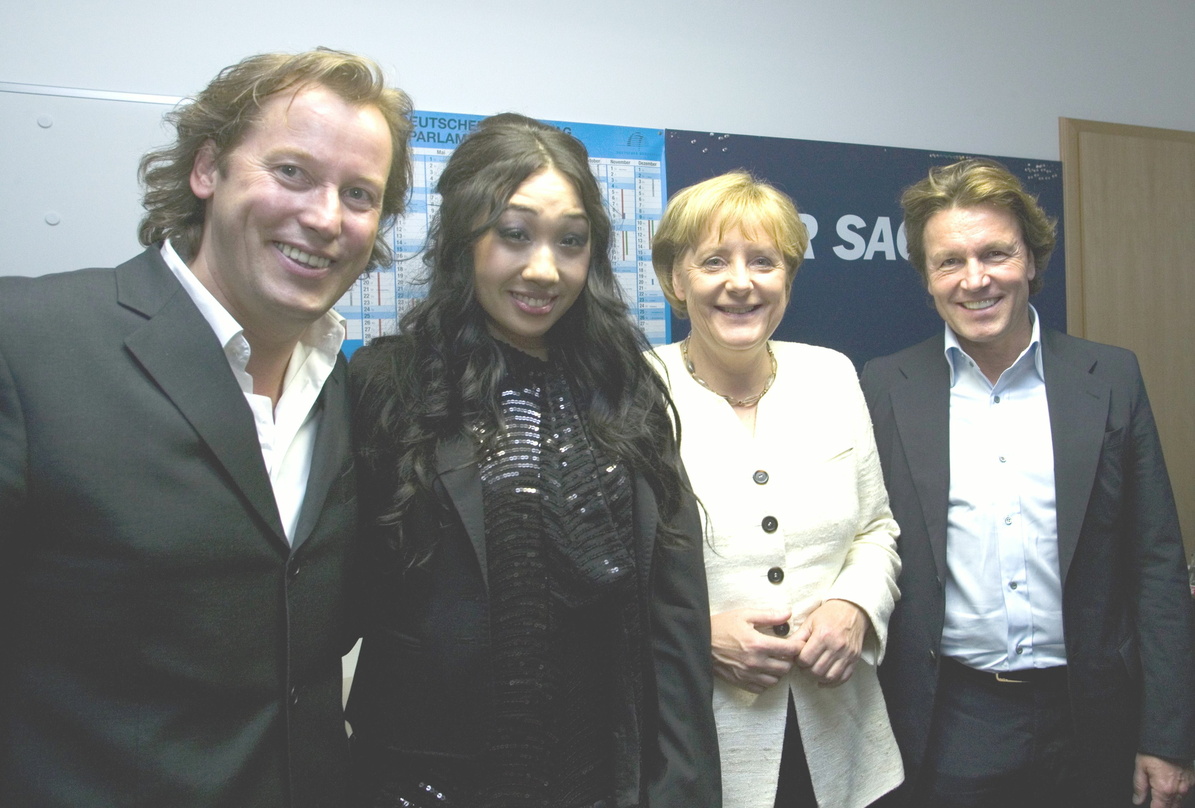Bei der CDU Medianight (v.l.n.r.): v.l.n.r.: Benedikt Lökes (Director Corporate Communications Central Europe, Warner Music), Jenniffer Kae, Angela Merkel und Bernd Dopp (Chairman & CEO Wa...