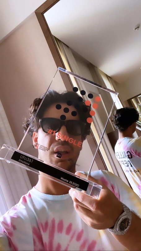 53d728a9f11fa6ee55f12e9956b1ed5b1f20dd7852c614ce327627b8f4c9f80f Erhielt den "Nummer 1 Award" der Offiziellen Deutschen Charts: Ufo361