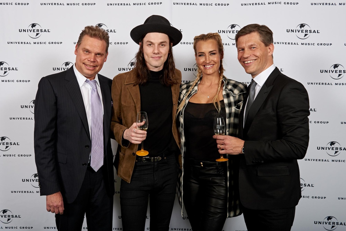 Trafen sich bereits beim Echo-Empfang von Universal Music (von links): Tom Bohne (Universal Music), James Bay, Sarah Connor und Frank Briegmann