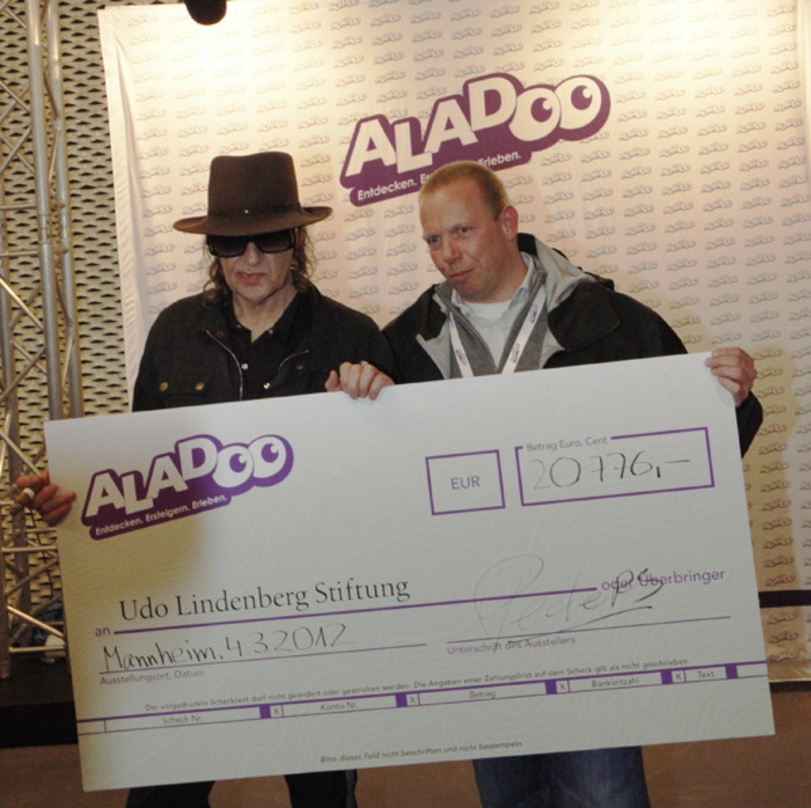 Bei der Scheckübergabe auf der Popakademie-Bühne: Udo Lindenberg und Aladoo-Chef Geert Peeters