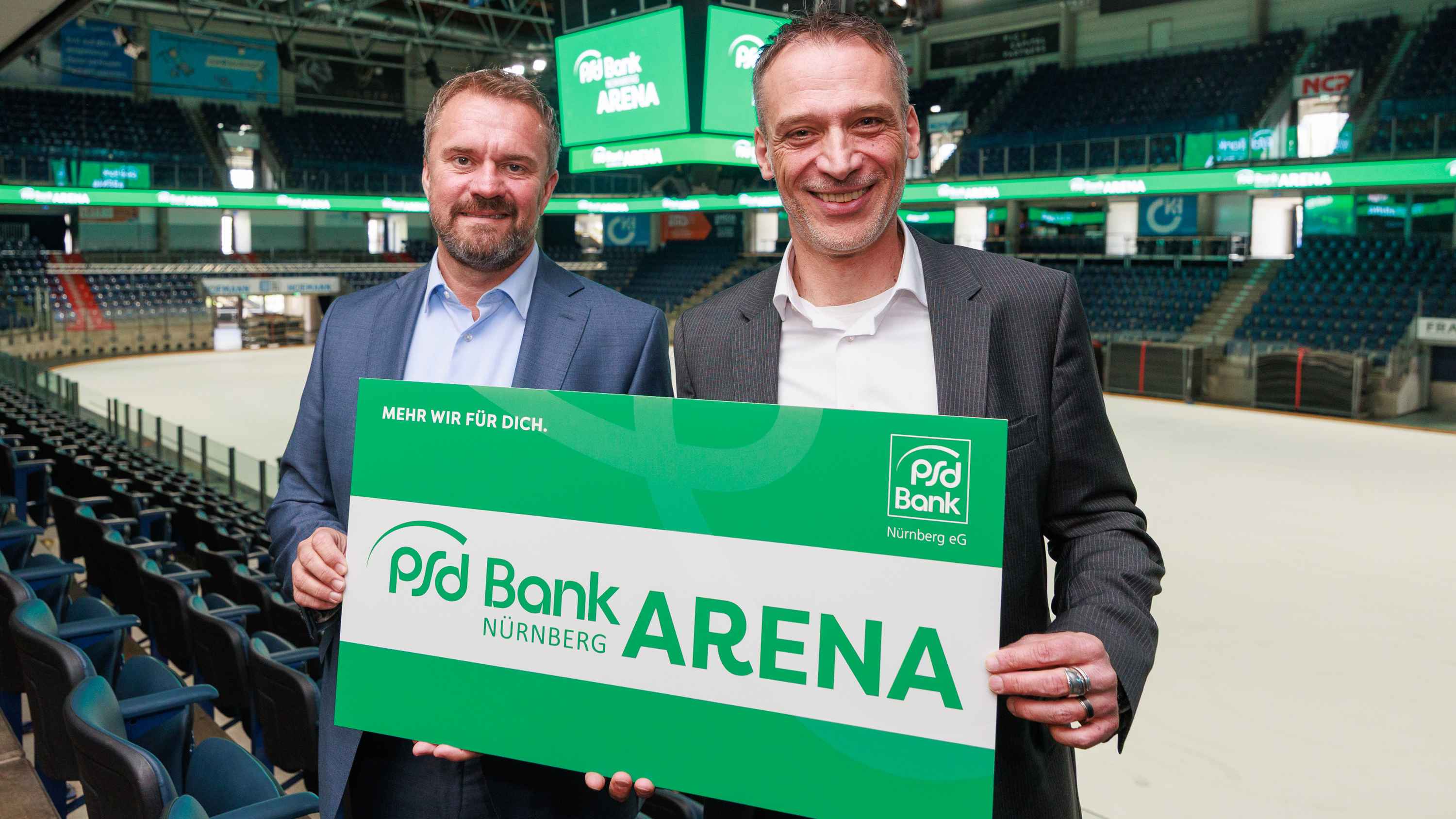 540a01b7 a292 430f b90c 69ca90e40de3 Verbreiteten bei der Pressekonferenz die frohe Kunde: Helmut Hollweck (Vorstandsvorsitzender der PSD Bank Nürnberg, links) und Jürgen Fottner (Geschäftsführer Arena Nürnberg Betriebs GmbH).