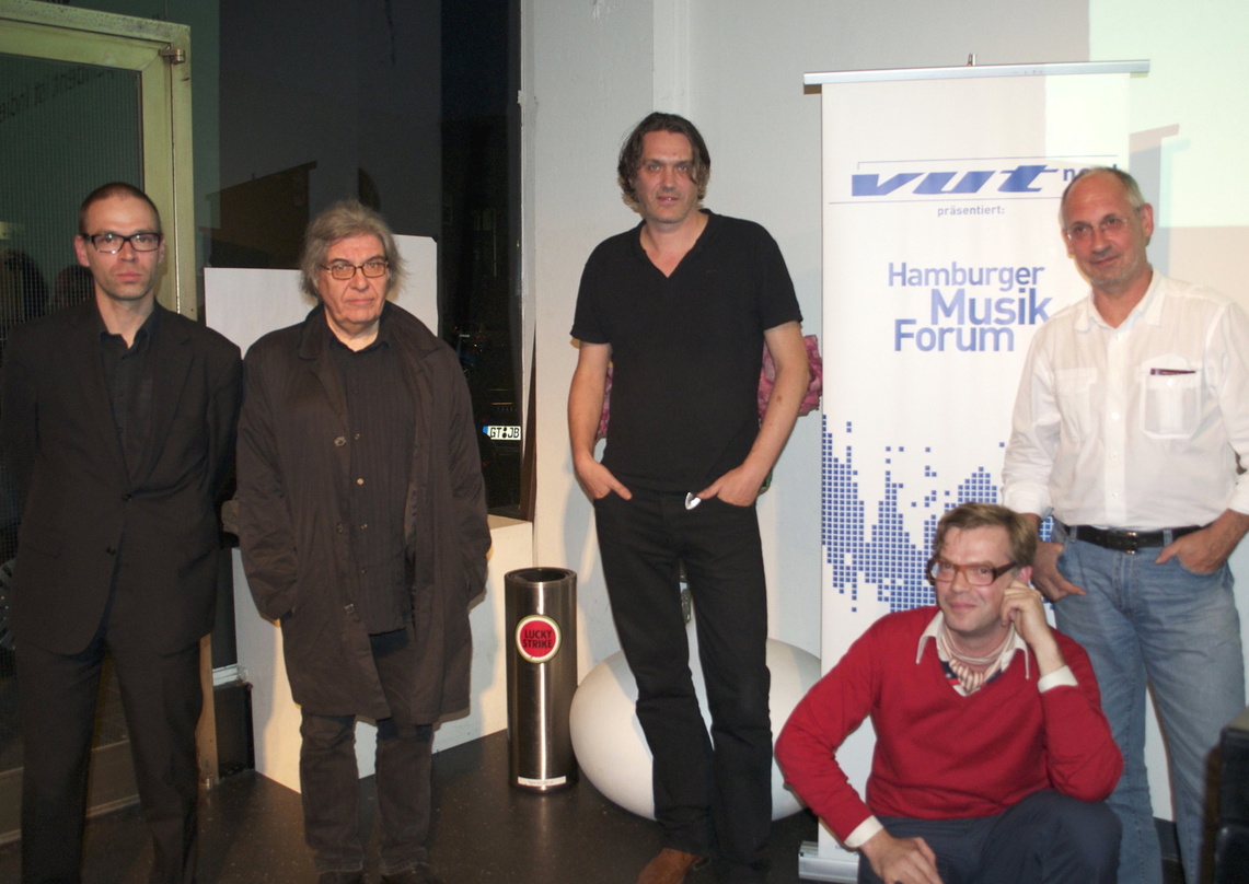 Suchten eine Antwort auf die Frage "wie independent ist Indie"? (v.l.n.r.): Max Dax, Alfred Hilsberg, Frank Spilker, Christoph Twickel (kniend) und Peter James