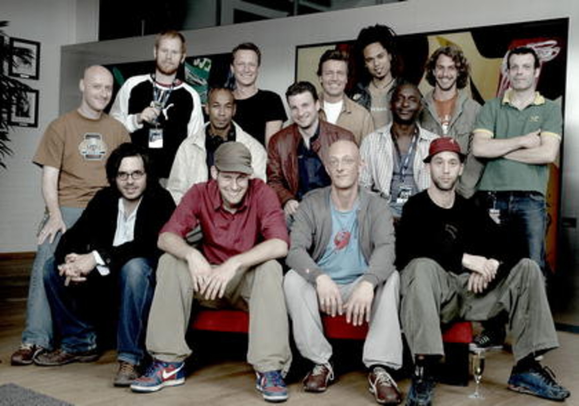 Weiterhin Partner: (hinten, v.l.n.r.) Norbert Rudnitzky (Downbeat), Pierre Baigorry (Seeed), Bruns, Dopp, Frank Dellé, Tobias Cordes (beide Seeed), Oliver Richter (Management Seeed) und (m...