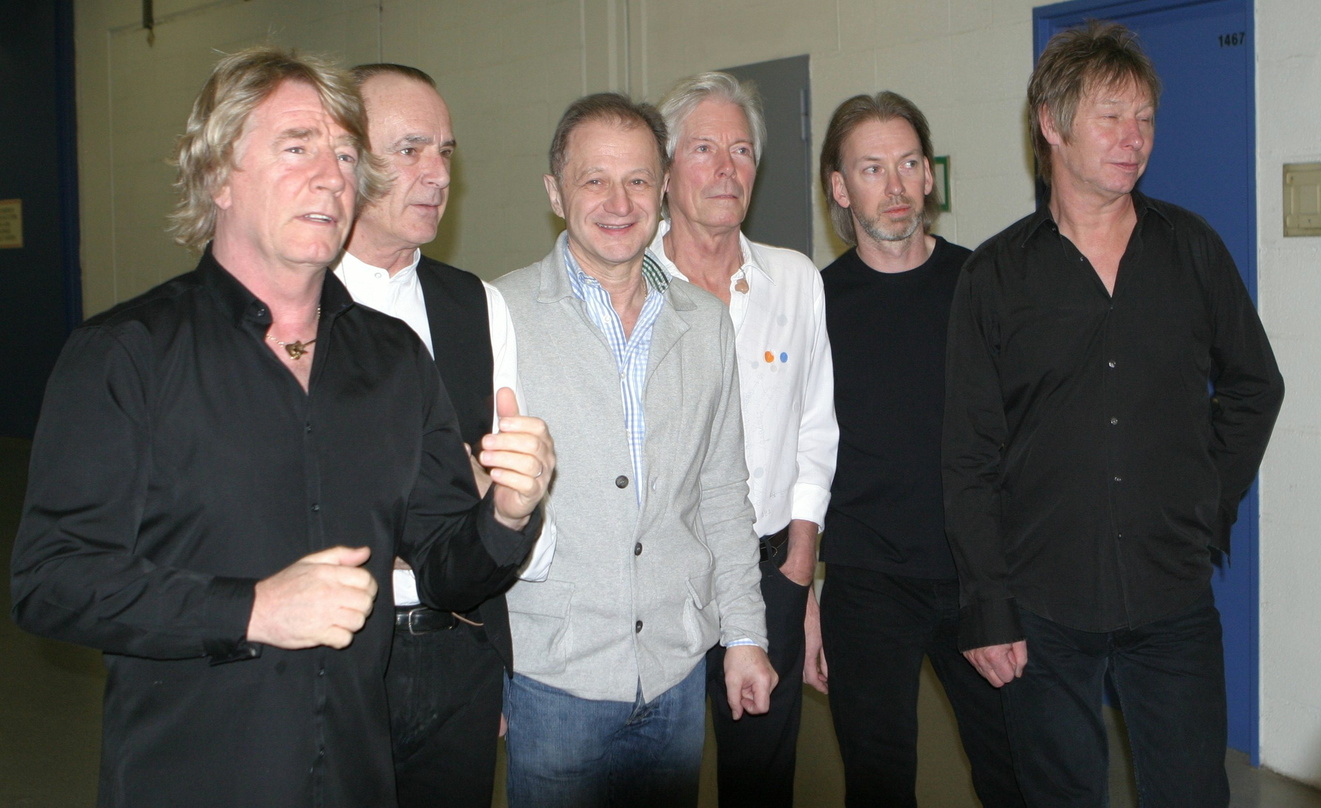 Bei der Ehrung (v.l.n.r.): Rick Parfitt, Francis Rossi (beide Status Quo), Klaus Bönisch, Andy Brown, John "Rhino" Edwards und Matt Letley