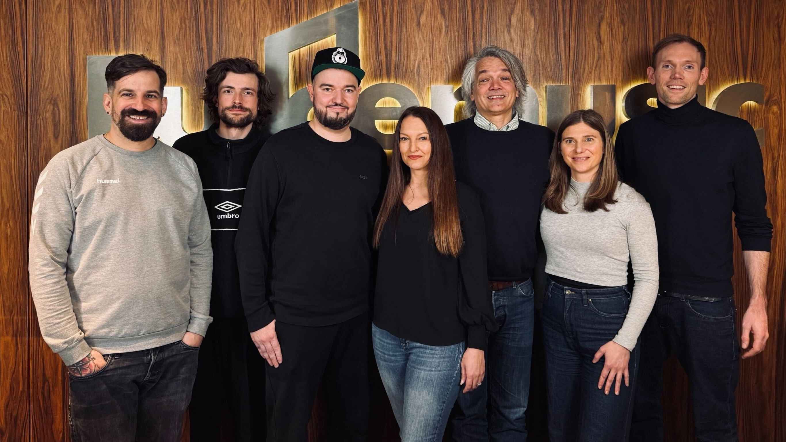 Arbeiten auf administrativer Ebene zusammen (von links): Jan-Simon Wolff (Head of A&R), Carsten Lohöfer (Marketing & Synch Manager, beide Budde Music Publishing), Patrick Scheffler, Jasmin...