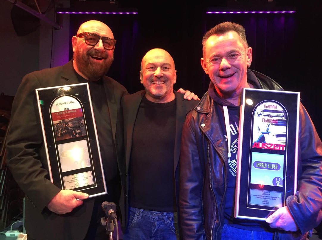 Bei der Awardübergabe im Stuttgarter Laboratorium (von links): Albie Donnelly, Hans Derer (Geschäftsführender Gesellschafter 7us media group) und Lars Besa