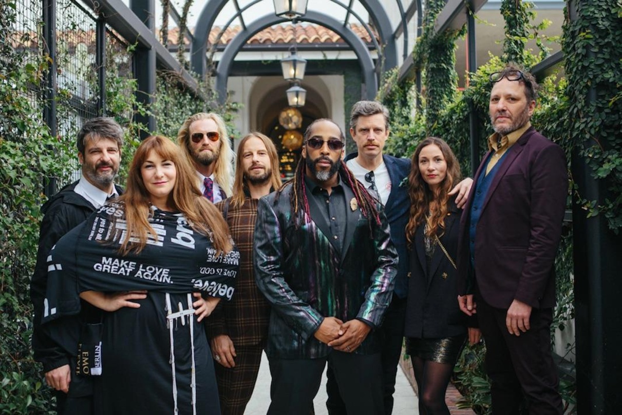 Waren 2020 für einen Grammy nominiert: The String Theory, hier zusammen mit Sekou Andrews (Mitte)