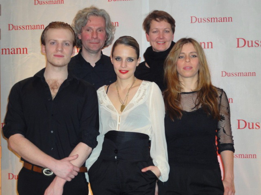 Nach dem Konzert im KulturKaufhaus (v.l.n.r.): Daniel Maiden-Wood (Anna Calvi), Hannes Kraus (Hauptabteilungsleiter Musik/Film Dussmann), Anna Calvi, Anne Haffmans (Labelmanagerin Domino) ...